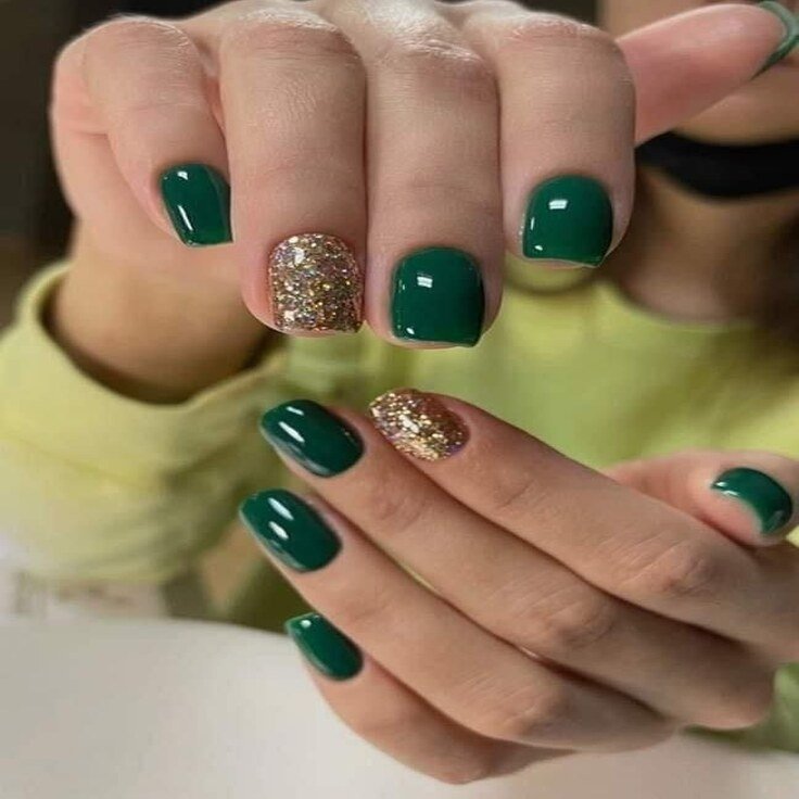 emerald & gold gel christmas nails