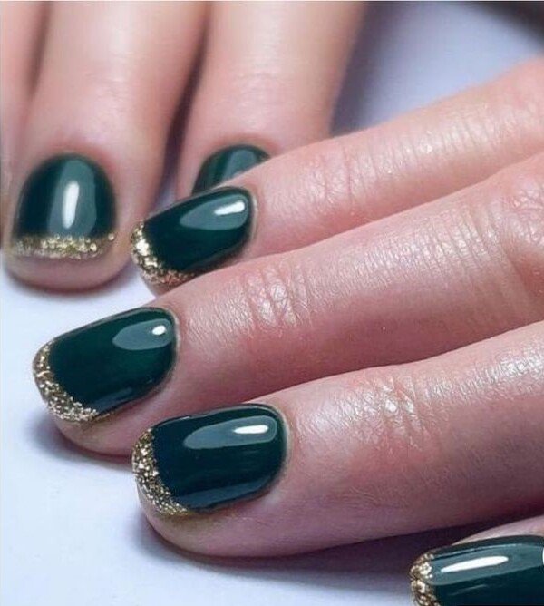 green & gold gel christmas nails